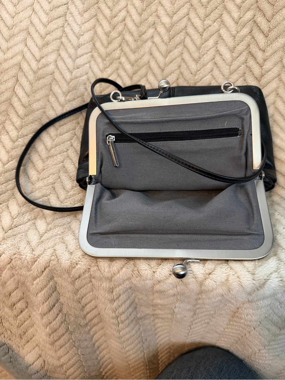 Stone Mountain Black Leather Crossbody Bag with Gold Logo and Kiss Lock Closure - Picture 2 of 5